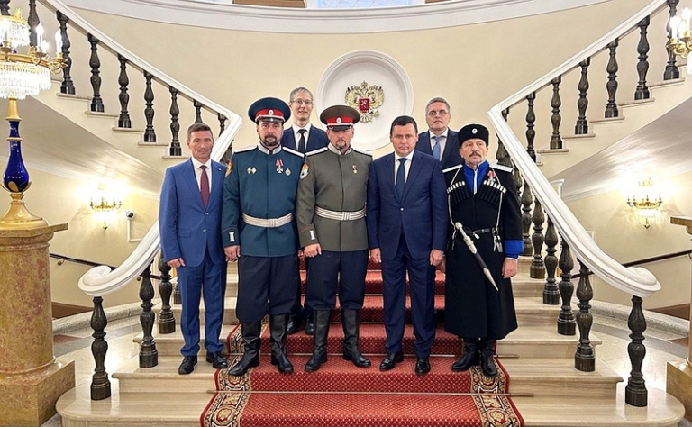 На фото: помощник Президента Дмитрий Миронов во время встречи с казаками, награждёнными государственными наградами. Полковник Сергей Мерзеликин - крайний справа.