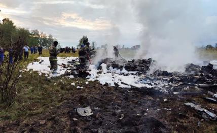 На фото: тушение пожара на месте крушения самолета Embraer ERG-135 (бортовой номер RA-02795).