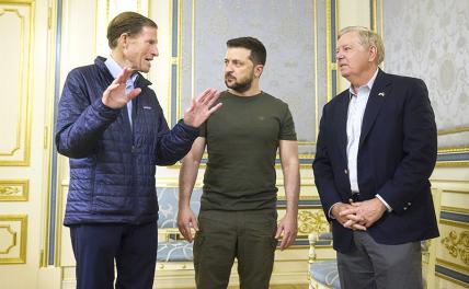 На фото: президент Украины Владимир Зеленский (в центре) во время встречи с сенаторами США Линдси Грэмом и Ричардом Блюменталем (слева).