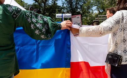 На люди: украинский и польские флаги.