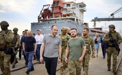 На фото: президент Украины Владимир Зеленский (в центре справа), послы стран "Большой семерки" и представители ООН в порту Черноморск во время погрузки зерна на турецкое судно, 2022 год.