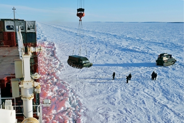 На фото: разгрузка дизель-электрохода "Норильский никель" на пути западного сектора Арктики - от Мурманска на Кольском полуострове до города Дудинка на полуострове Таймыр.