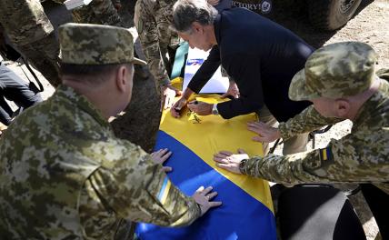 На фото: госсекретарь США Энтони Блинкен подписывает флаг во время посещения объекта комендатуры Государственной пограничной службы Украины.