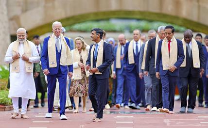 На фото: премьер-министр Индии Нарендра Моди (слева) идет с президентом США Джо Байденом (в центре) и премьер-министром Великобритании Риши Сунаком (справа) вместе с некоторыми другими босыми членами G20