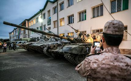 На фото: демонстрация трофейных БМП-2 и танка Т-72, Азербайджан