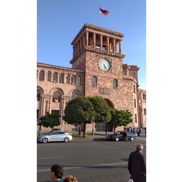 На фото: Дом правительства Армении в Ереване.