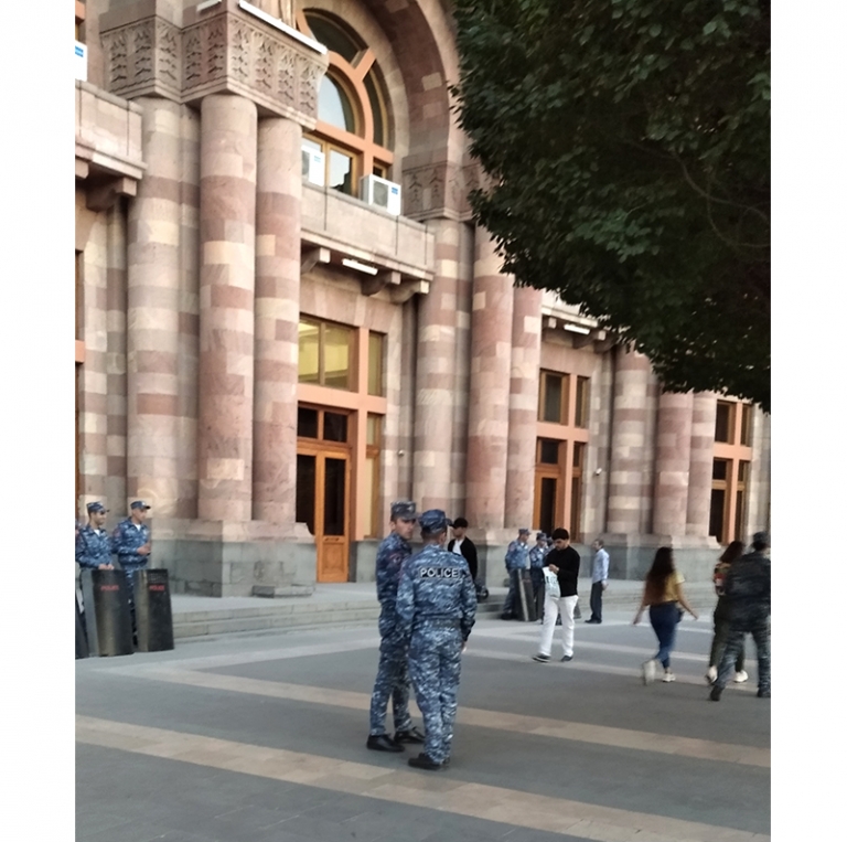 На фото: Дом правительства в Ереване тщательно охраняется армянскими силовиками.