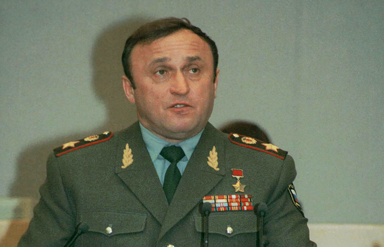 На фото: Павел Грачев,1994 год.