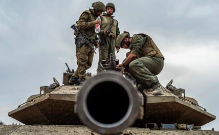 На фото: израильская военная техника у границы с сектором Газа.