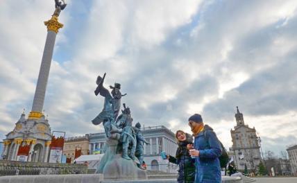 На фото: скульптура основателей Киева, Украина, на площади Независимости