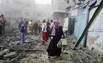 На фото: последствия израильского авиаудара по городу Рафах в секторе Газа