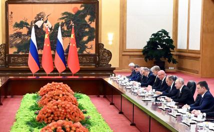 На фото: президент РФ Владимир Путин (второй справа) во время российско-китайских переговоров.
