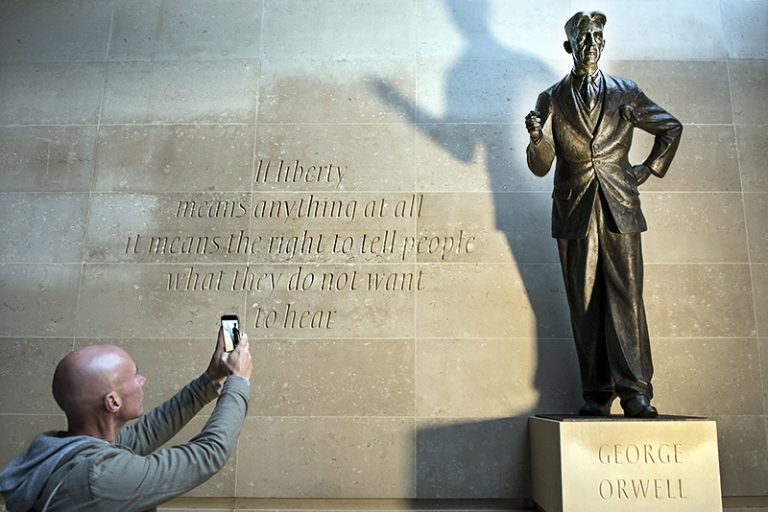 На фото: статуя писателя Джорджа Оруэлла открыта возле штаб-квартиры BBC в Портленд-Плейс. Статую сопровождает надпись: «Если свобода вообще что-то значит, то это означает право говорить людям то, что они не хотят слышать», Лондон, Великобритания. 