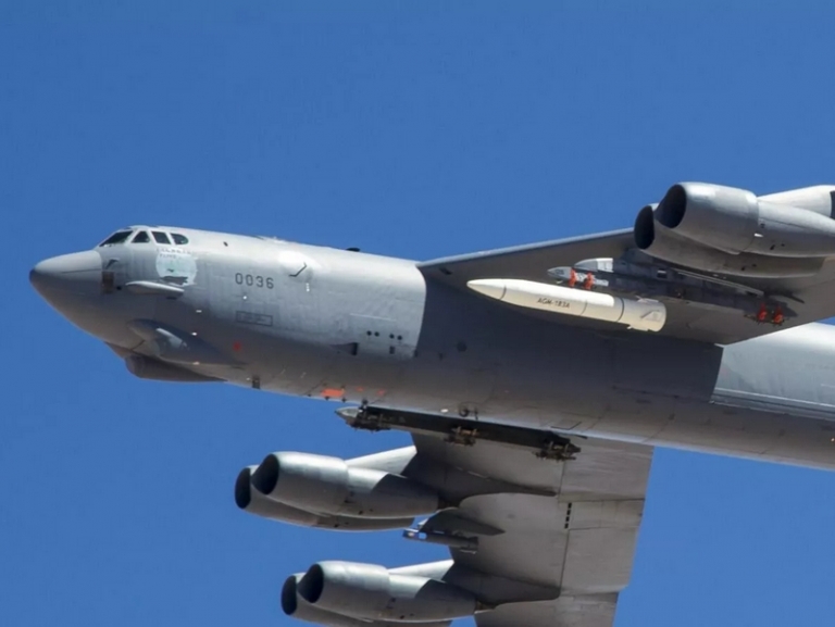 На фото: бомбардировщик B-52 с прототипом ракеты AGM-183A на испытаниях