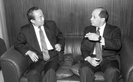 На фото: министр иностранных дел Республики Кореи Ли Сан Ок и заместитель министра иностранных дел России Г.Ф. Кунадзе во время беседы, 1992 год.