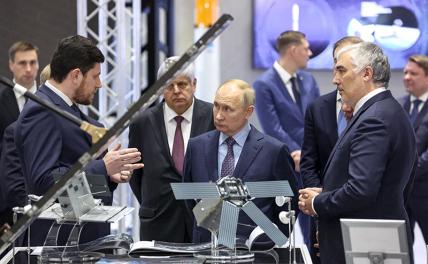 На фото: президент РФ Владимир Путин (в центре) во время осмотра территории ракетно-космической корпорации (РКК) "Энергия" имени С.П. Королева