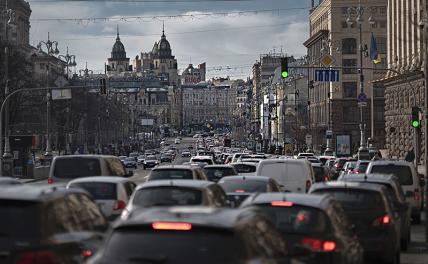 На фото: автомобильный поток на Крещатике в Киеве, Украина.