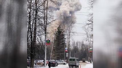 На фото: дым на территории предприятия "Соликамский завод Урал" в Соликамске