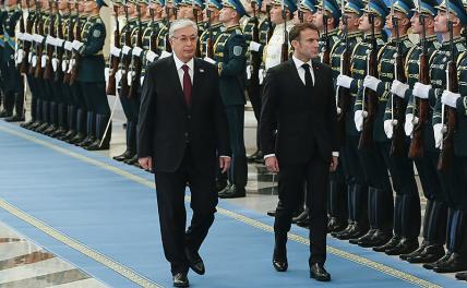 На фото: президент Казахстана Касым-Жомарт Токаев и президент Франции Эмманюэль Макрон (слева направо) во время встречи