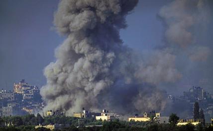 На фото: дым после израильского авиаудара по сектору Газа.