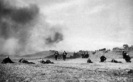 Оборона Севастополя. На снимке: морская пехота идет в атаку,1942 год.