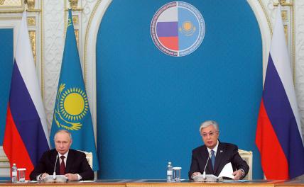 На фото: президент России Владимир Путин и президент Казахстана Касым-Жомарт Токаев (слева направо)