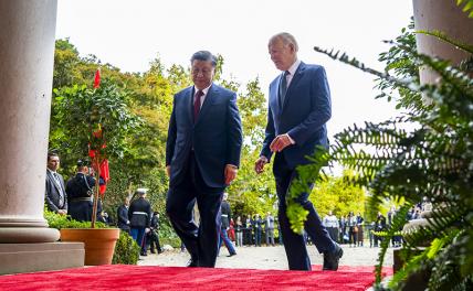На фото: президент США Джо Байден (справа) и председатель КНР Си Цзиньпин (слева) во время встречи на полях саммита Азиатско-Тихоокеанского экономического сотрудничества.