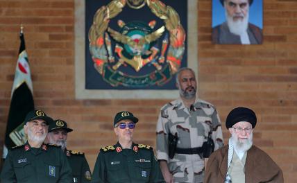 На фото: духовный лидер Ирана аятолла Али Хаменеи