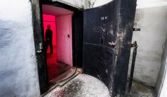 Севастополь, бомбоубежище: В бункер, чтобы спрятаться от осколков, пускают только "своих"