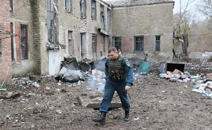На фото: последствия обстрела Донецка