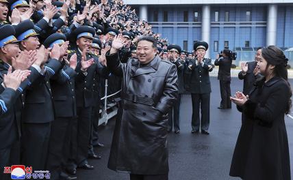 На фото: лидер КНДР Ким Чен Ын (в центре) и его дочь (справа) на встрече с сотрудниками Национального управления аэрокосмических технологий (National Aerospace Technology Administration (NATA)) после запуска шпионского спутника.