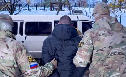 На фото: задержание сотрудниками ФСБ России агента украинских спецслужб по подозрению в шпионаже.