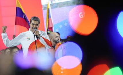 На фото: президент Венесуэлы Николас Мадуро во время выступления на мероприятии после консультативного референдума о присоединении спорной территории Гайаны - Эссекибо к Венесуэле