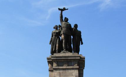 На фото: памятника Советской армии в Софии