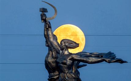 На фото: вид на полную Луну через скульптурную группу "Рабочий и колхозница" на Проспекте Мира в Москве.