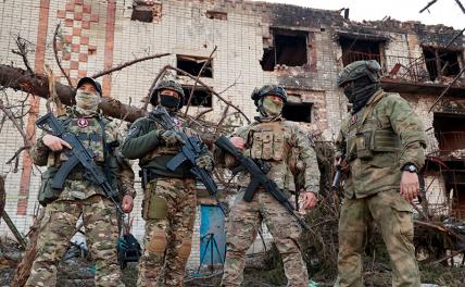 На фото: бойцы ЧВК "Вагнер" у дома, разрушенного в результате обстрела, Арьемовск (Бахмут).