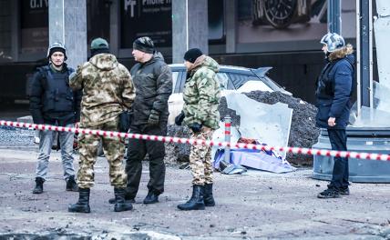 На фото: Белгород. Военнослужащие на месте обстрела со стороны ВСУ.