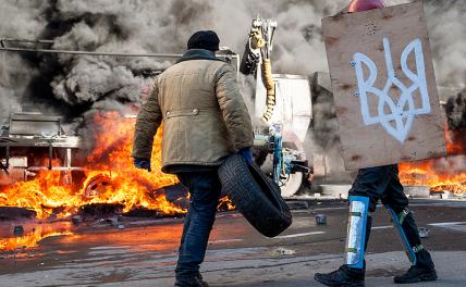 На фото: участники массовых беспорядков во время антиправительственных выступлений на Садовой улице в Киеве, Украина, 2014 год