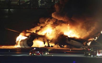 На фото: пассажирский самолет авиакомпании Japan Airlines загорелся на взлетно-посадочной полосе международного аэропорта Ханэда.