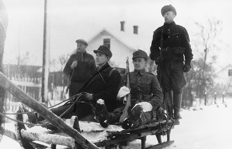 На фото: советско-финская война. Финские солдаты на санях на "линии Маннергейма" во время боев на Карельском перешейке