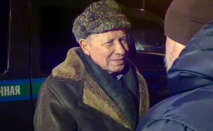 На фото: военный ветеран Борис Катков во время прибытия в Псковкую область. 82-летний пенсионер был депортирован с территории Латвии под предлогом угрозы национальной безопасности