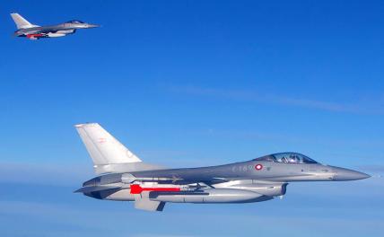 На фото: истребители F-16