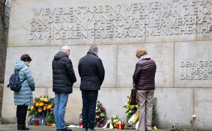 На фото:  у мемориального камня жертвам бомбардировок 1945 года на кладбище Хайдефридхоф