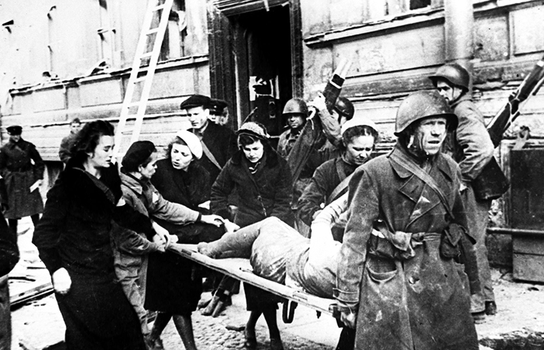 На фото: бойцы противовоздушной обороны, эвакуирующие пострадавших во время Великой Отечественной войны,1943 год.