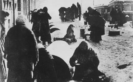 На фото: жители блокадного города, набирающие воду из труб вышедшего из строя водопровода после остановки электростанции во время Великой Отечественной войны,1942 год.