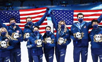 На фото: фигурное катание. Командные соревнования. Команда США - серебряные медали, на цветочной церемонии.