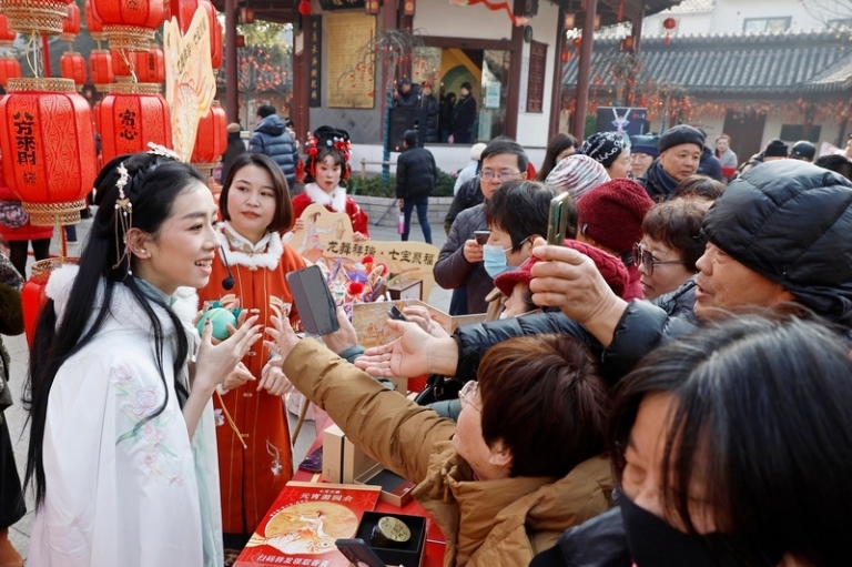 На фото: артисты в костюмах Хань раздают подарки туристам на вечеринке в саду Весеннего фестиваля Древнего города Цибао 10 февраля 2024 года в Шанхае, Китай.
