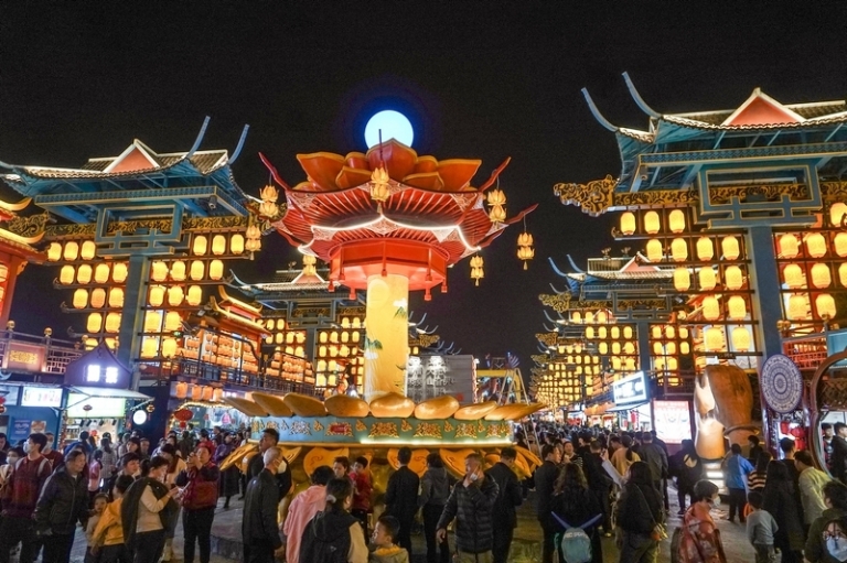 На фото: туристы осматривают установки фонарей в блоке "Ночная ночь Наньнина" во время праздника Весны, Наньнинь, Гуанси-Чжуанский автономный район Китая.