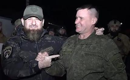 На фото: глава Чеченской Республики Рамзан Кадыров и генерал-лейтенант Вооруженных сил России Андрей Мордвичев (слева направо) во время встречи