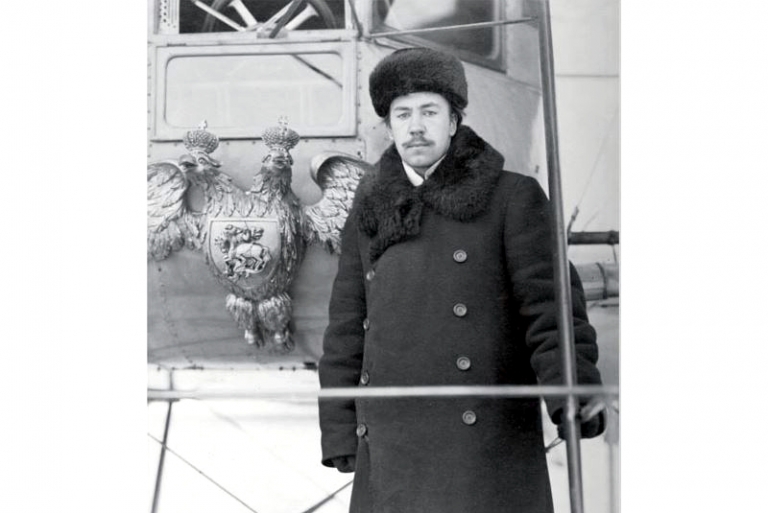 На фото: Игорь Иванович Сикорский на передней площадке первого экземпляра «Ильи Муромца», зима 1913—1914 годов.